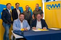 Directeuren van ICT-bedrijven en Ralf Krewinkel, directeur RWM tekenen contract.
