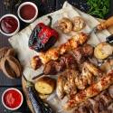 Vlees en groente van de barbecue met saus