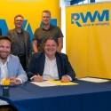 Directeuren van ICT-bedrijven en Ralf Krewinkel, directeur RWM tekenen contract.